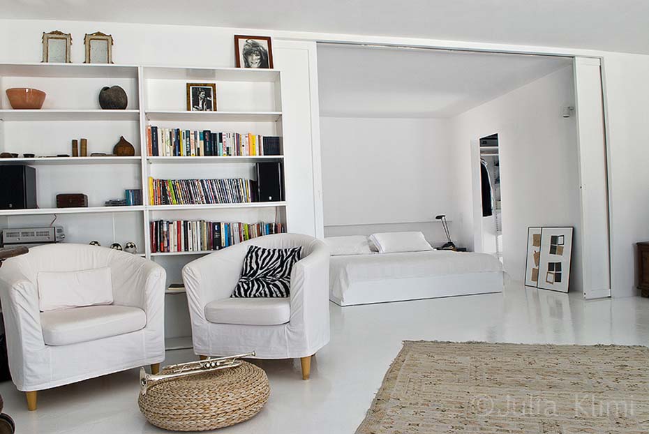 14DSC_5765 Bookcase in modern bedroom